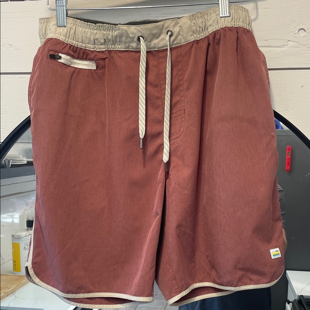 Vuori Banks Shorts Men’s Large – Red Amber Linen – 7” Performance Athletic